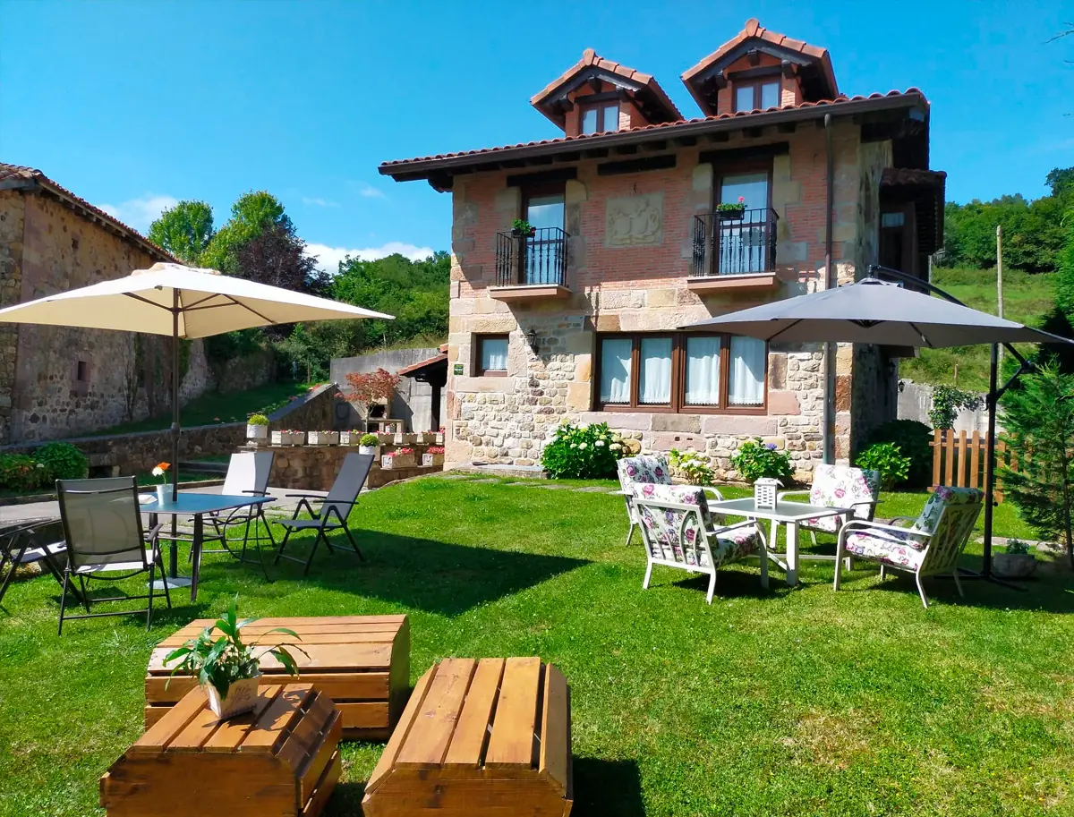 Casa y jardín con sombrillas