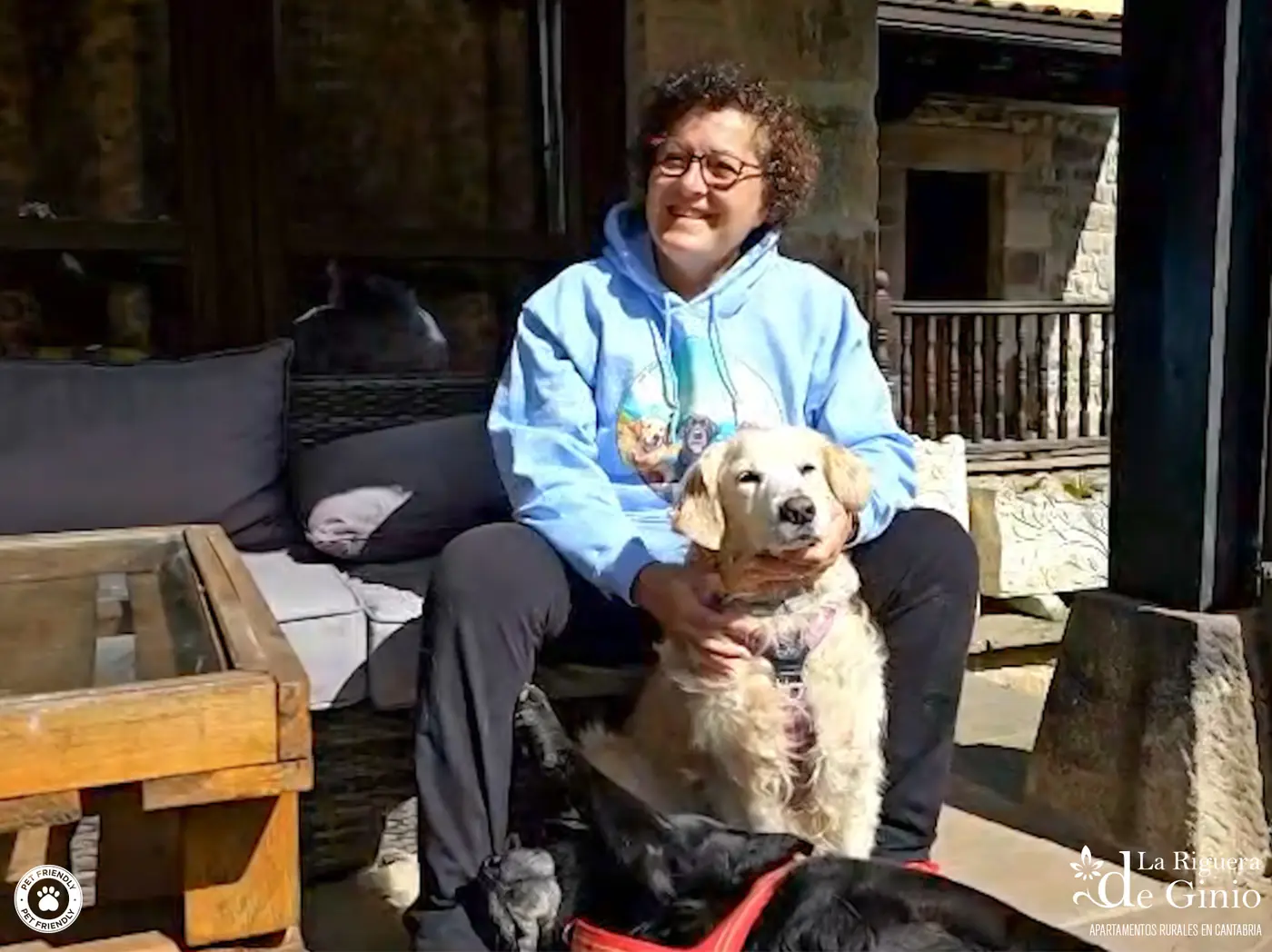 Perro junto al río