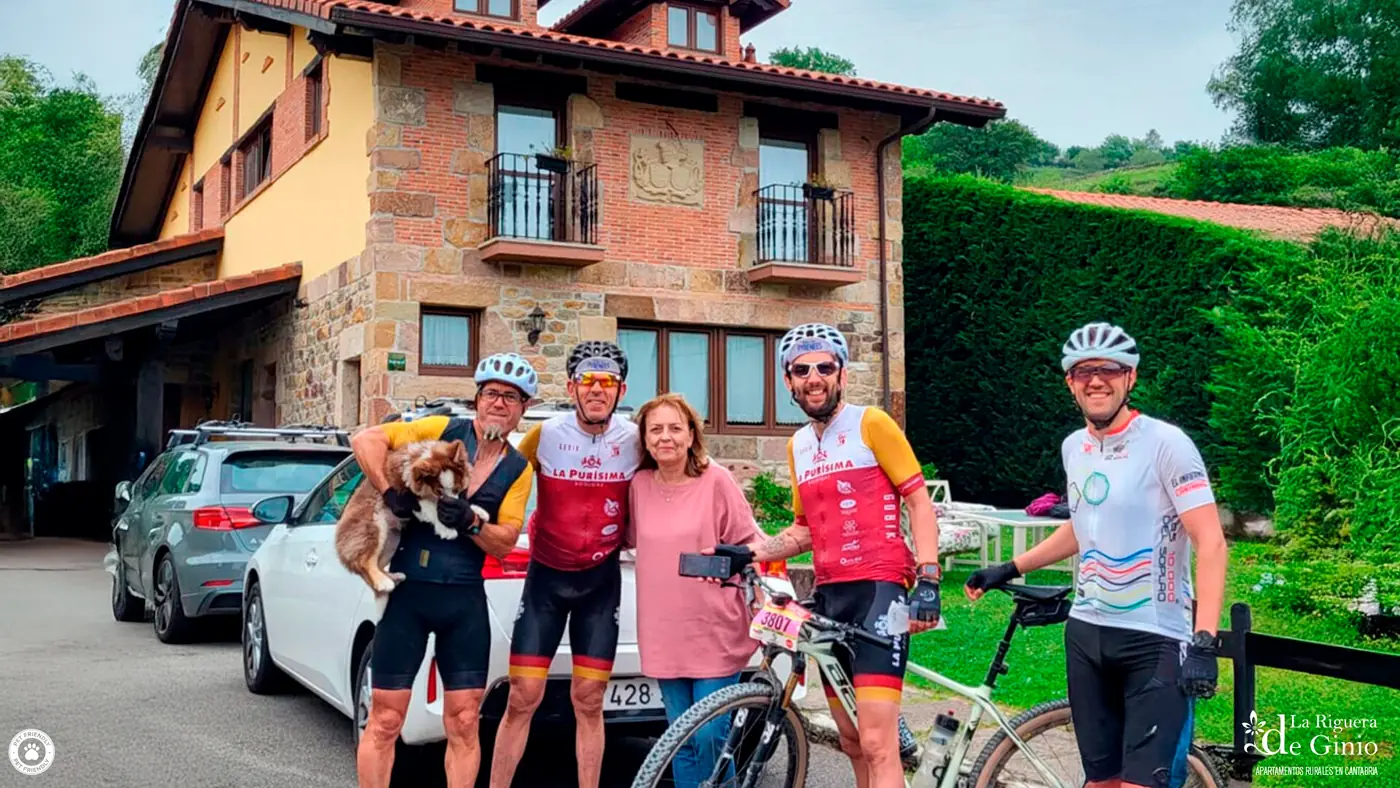 Ciclistas frente a la casa